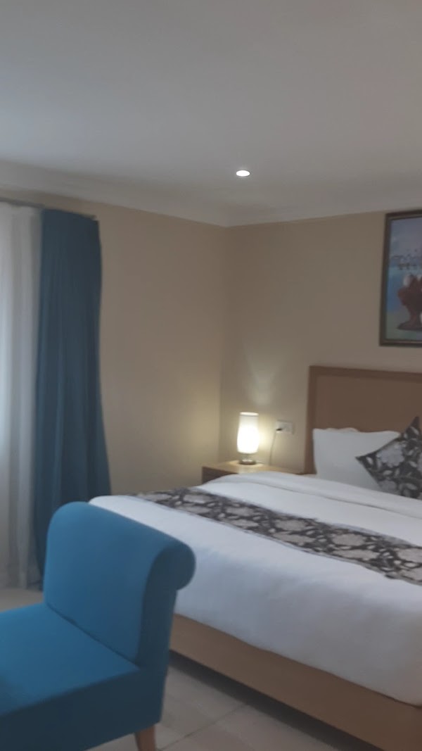 Standard room with a queen bed and seating